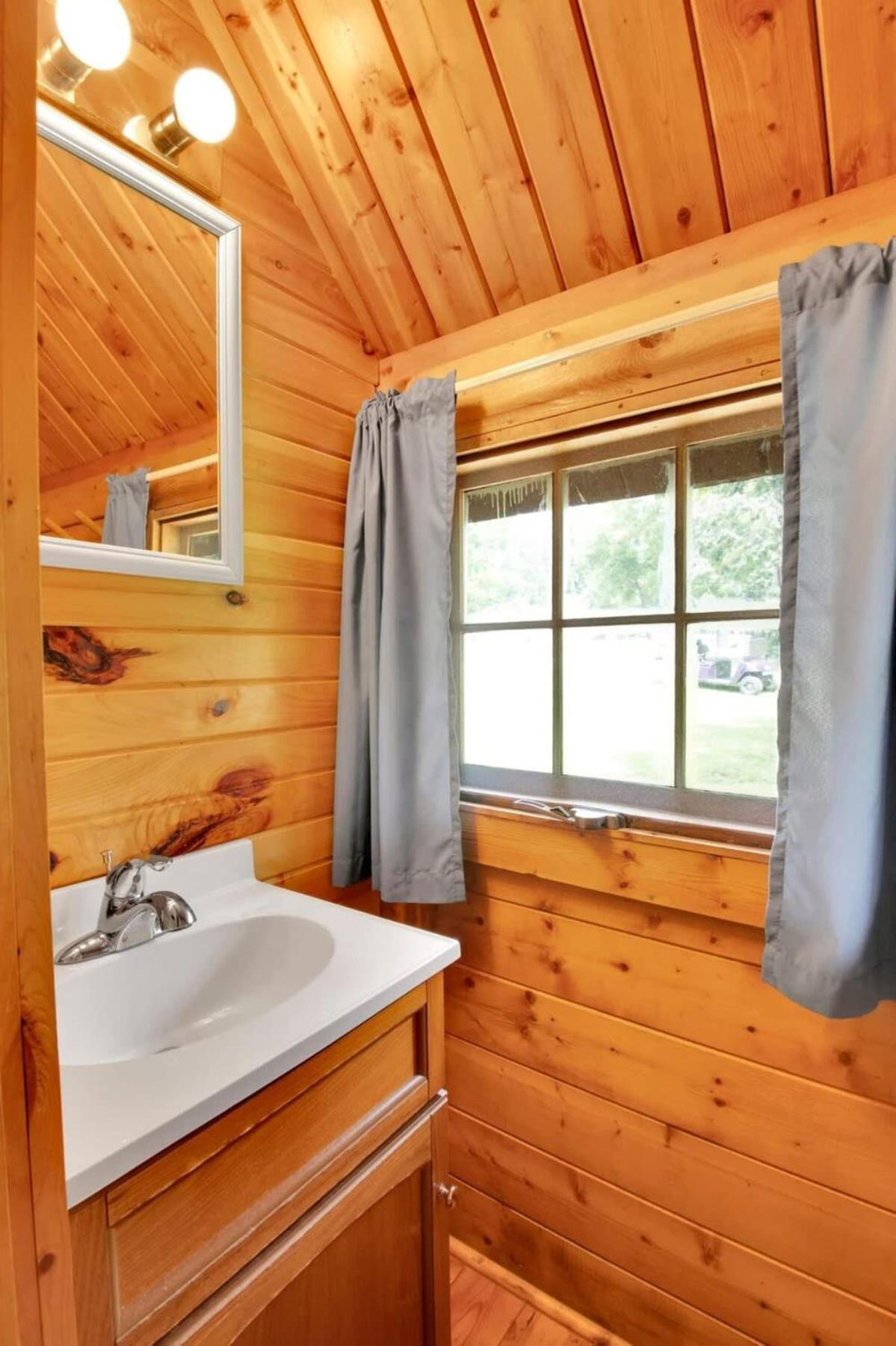 Lovely Rustic Cabin In Bloomington Exterior foto